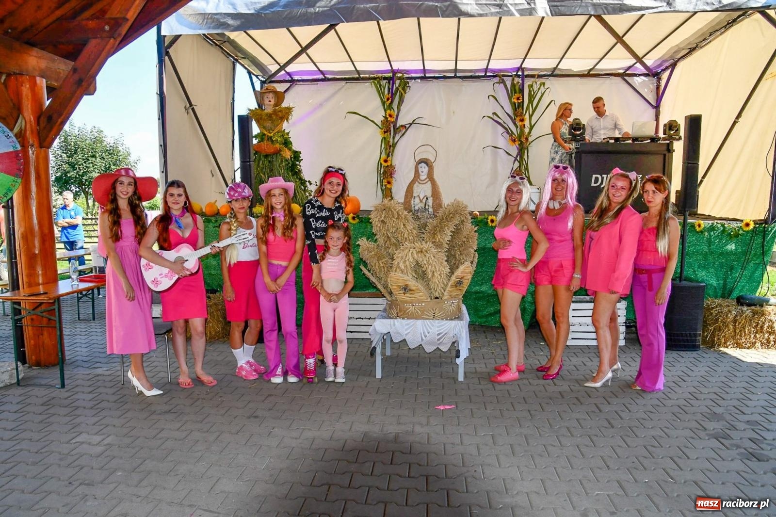 Zdjęcie w galerii na portalu naszraciborz.pl: Dożynki na różowo. W Roszkowie Barbie zdominowały korowód [FOTO i WIDEO] wiadomości z regionu