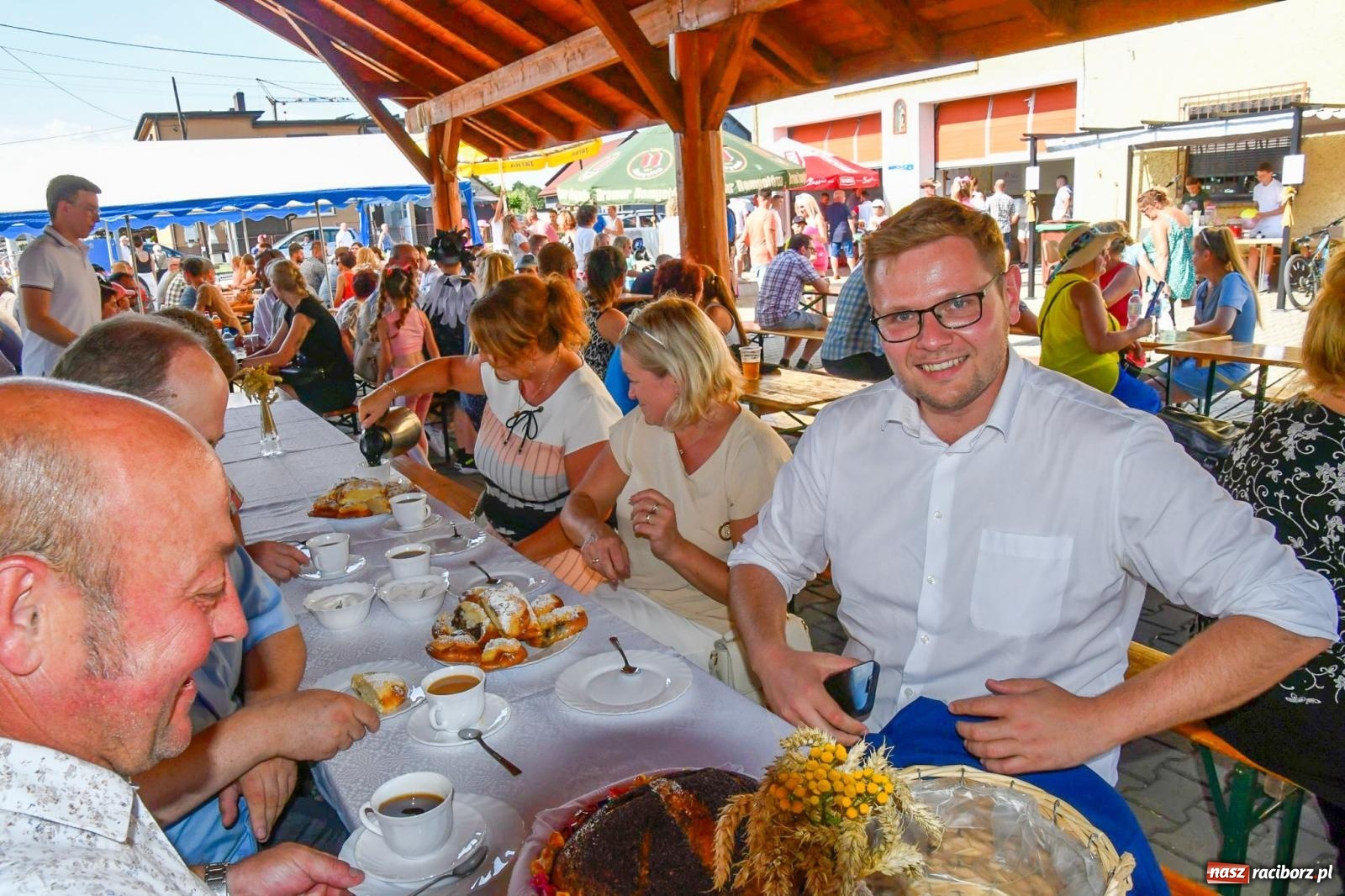 Zdjęcie w galerii na portalu naszraciborz.pl: Dożynki na różowo. W Roszkowie Barbie zdominowały korowód [FOTO i WIDEO] wiadomości z regionu