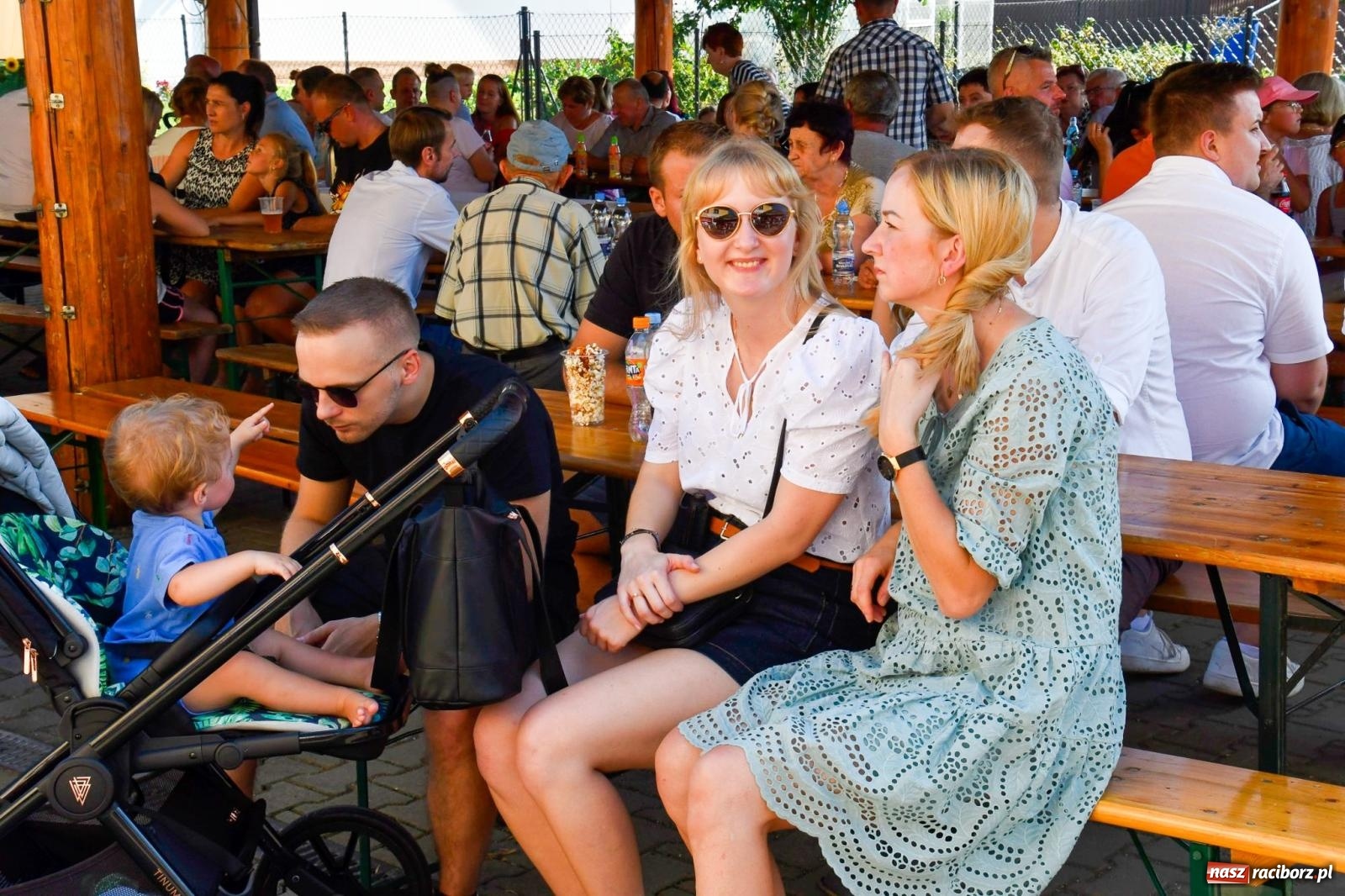 Zdjęcie w galerii na portalu naszraciborz.pl: Dożynki na różowo. W Roszkowie Barbie zdominowały korowód [FOTO i WIDEO] wiadomości z regionu