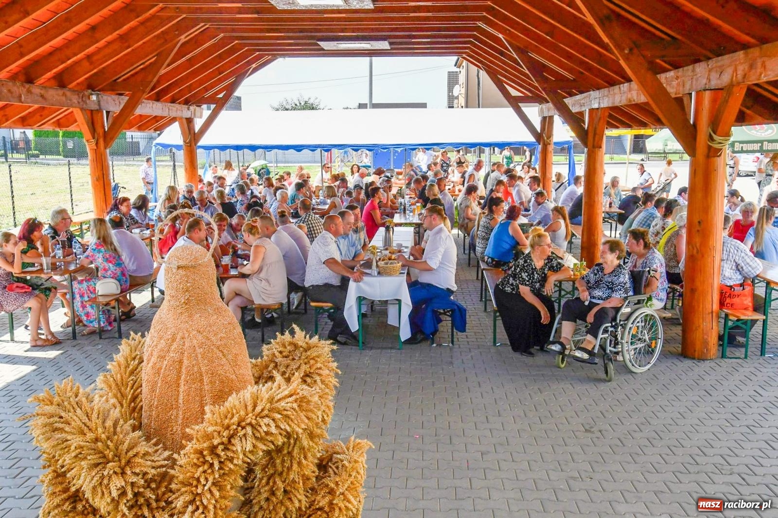 Zdjęcie w galerii na portalu naszraciborz.pl: Dożynki na różowo. W Roszkowie Barbie zdominowały korowód [FOTO i WIDEO] wiadomości z regionu