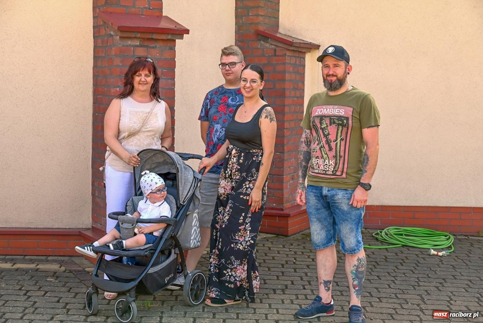 Zdjęcie w galerii na portalu naszraciborz.pl: Dożynki na różowo. W Roszkowie Barbie zdominowały korowód [FOTO i WIDEO] wiadomości z regionu