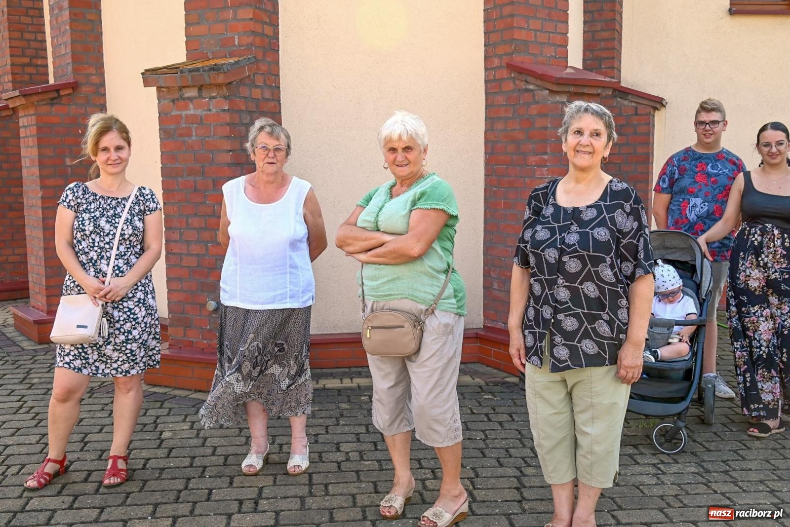 Zdjęcie w galerii na portalu naszraciborz.pl: Dożynki na różowo. W Roszkowie Barbie zdominowały korowód [FOTO i WIDEO] wiadomości z regionu