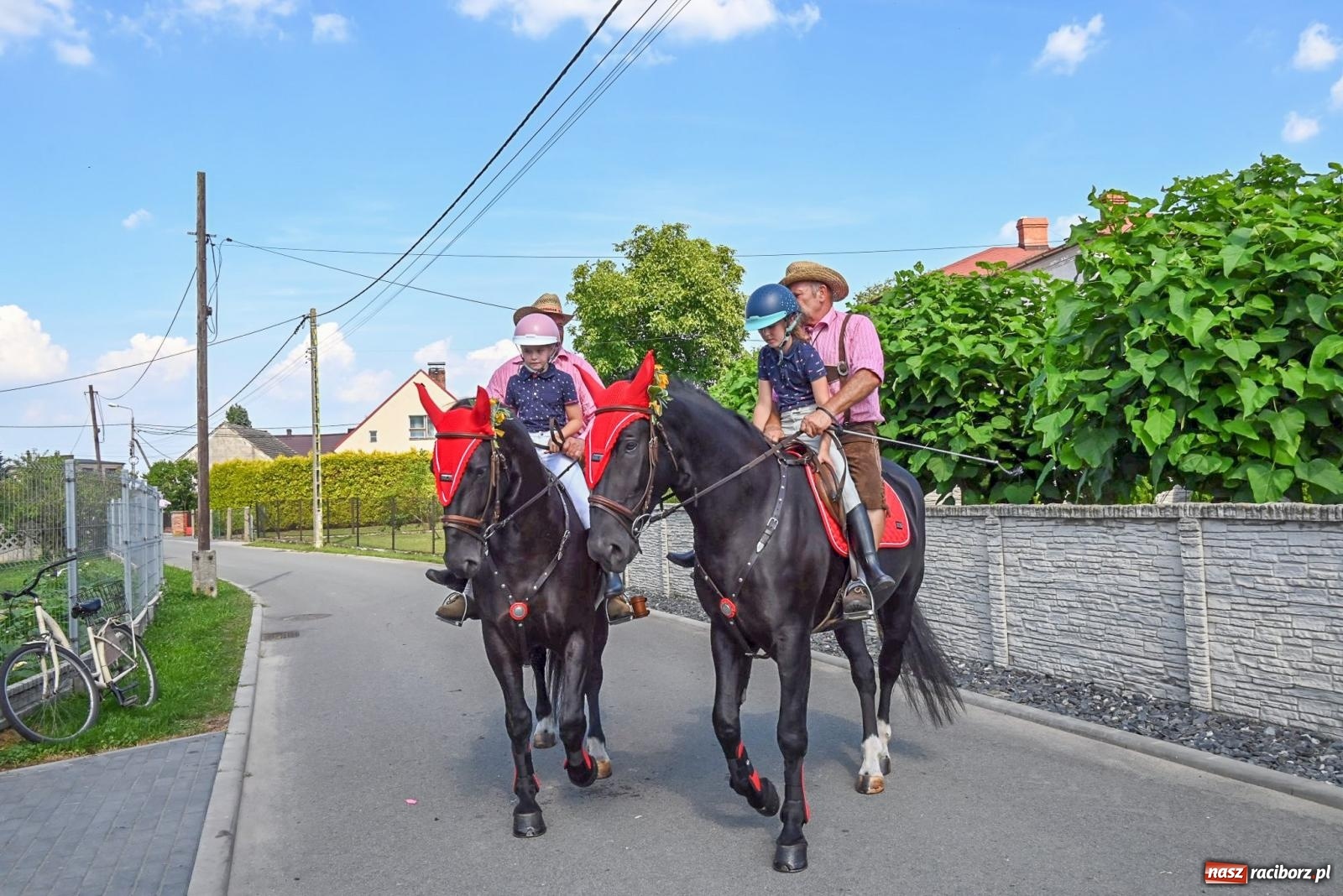 Zdjęcie w galerii na portalu naszraciborz.pl: Dożynki na różowo. W Roszkowie Barbie zdominowały korowód [FOTO i WIDEO] wiadomości z regionu