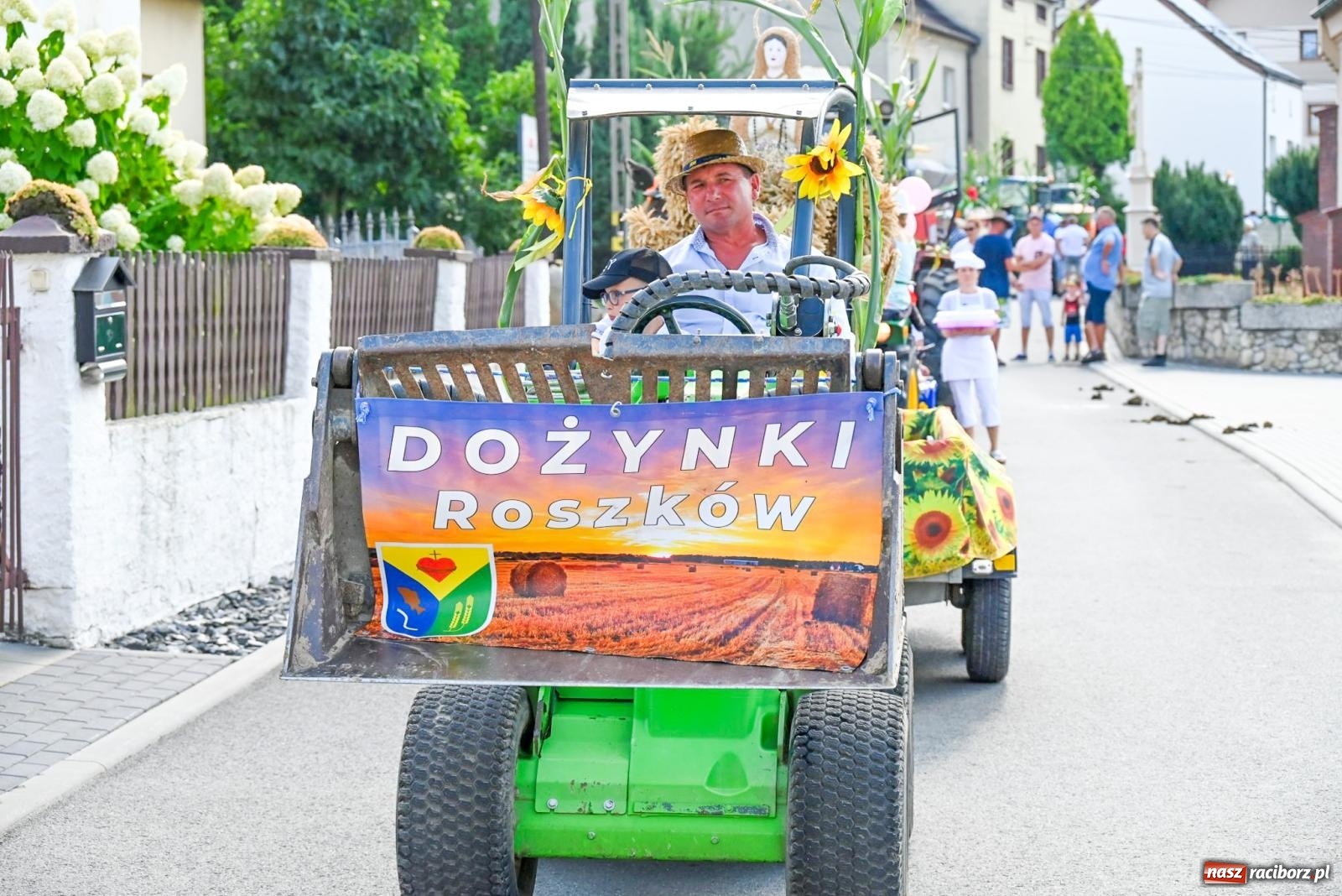 Zdjęcie w galerii na portalu naszraciborz.pl: Dożynki na różowo. W Roszkowie Barbie zdominowały korowód [FOTO i WIDEO] wiadomości z regionu