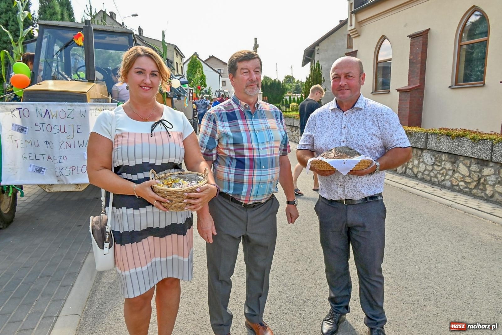 Zdjęcie w galerii na portalu naszraciborz.pl: Dożynki na różowo. W Roszkowie Barbie zdominowały korowód [FOTO i WIDEO] wiadomości z regionu