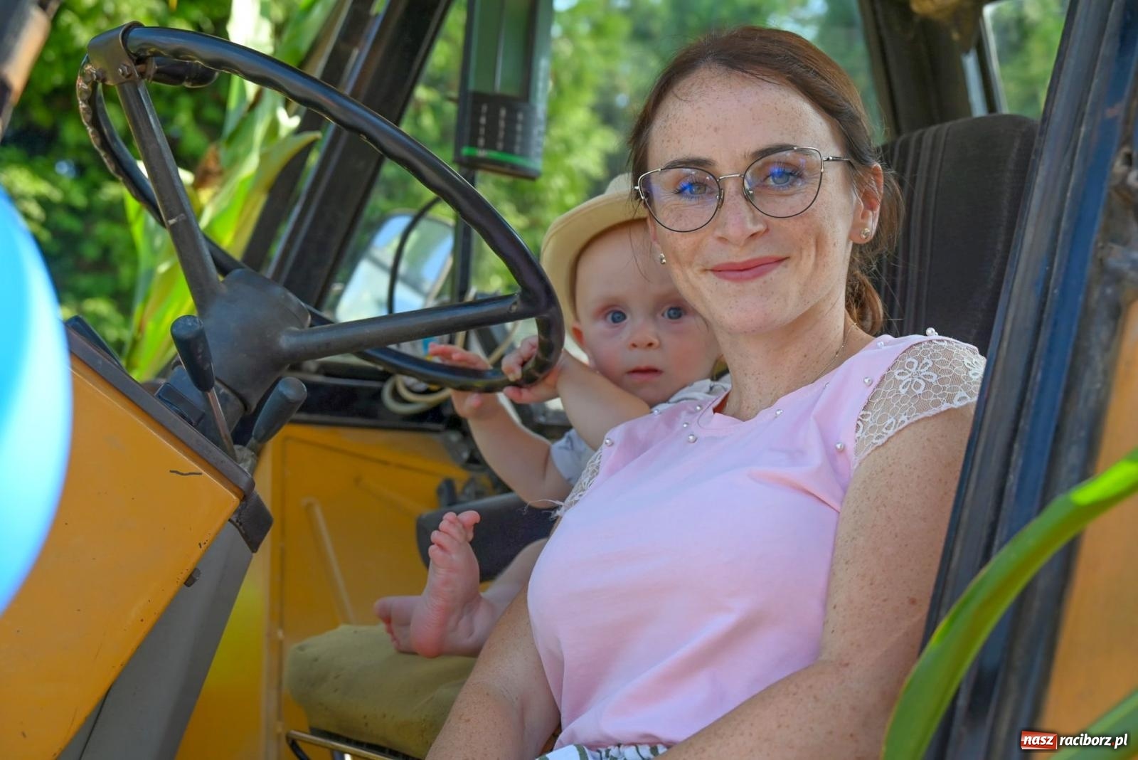 Zdjęcie w galerii na portalu naszraciborz.pl: Dożynki na różowo. W Roszkowie Barbie zdominowały korowód [FOTO i WIDEO] wiadomości z regionu