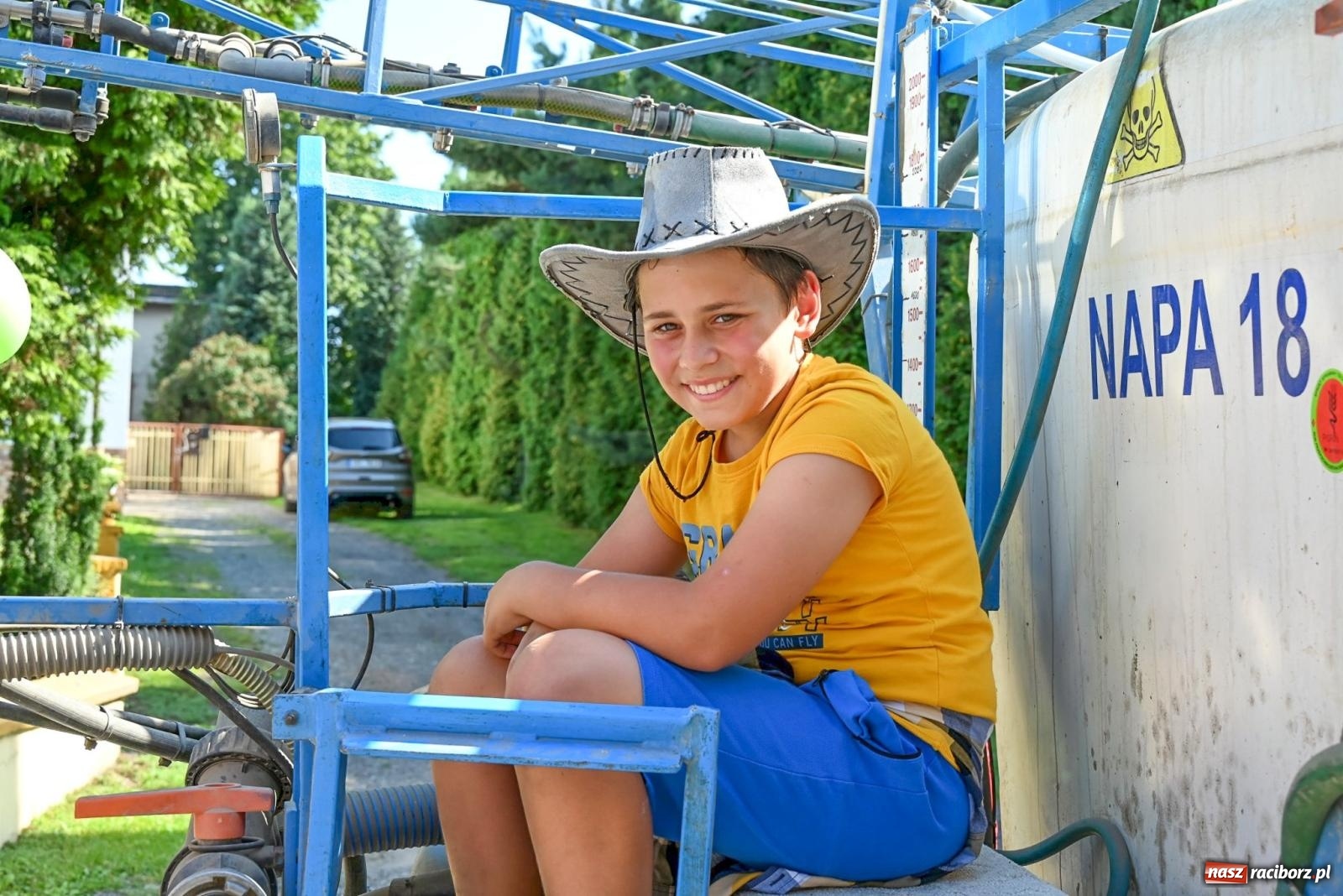 Zdjęcie w galerii na portalu naszraciborz.pl: Dożynki na różowo. W Roszkowie Barbie zdominowały korowód [FOTO i WIDEO] wiadomości z regionu