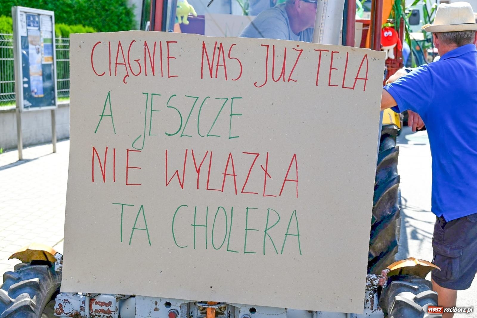 Zdjęcie w galerii na portalu naszraciborz.pl: Dożynki na różowo. W Roszkowie Barbie zdominowały korowód [FOTO i WIDEO] wiadomości z regionu