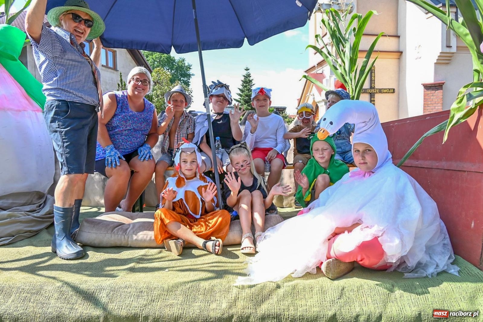 Zdjęcie w galerii na portalu naszraciborz.pl: Dożynki na różowo. W Roszkowie Barbie zdominowały korowód [FOTO i WIDEO] wiadomości z regionu