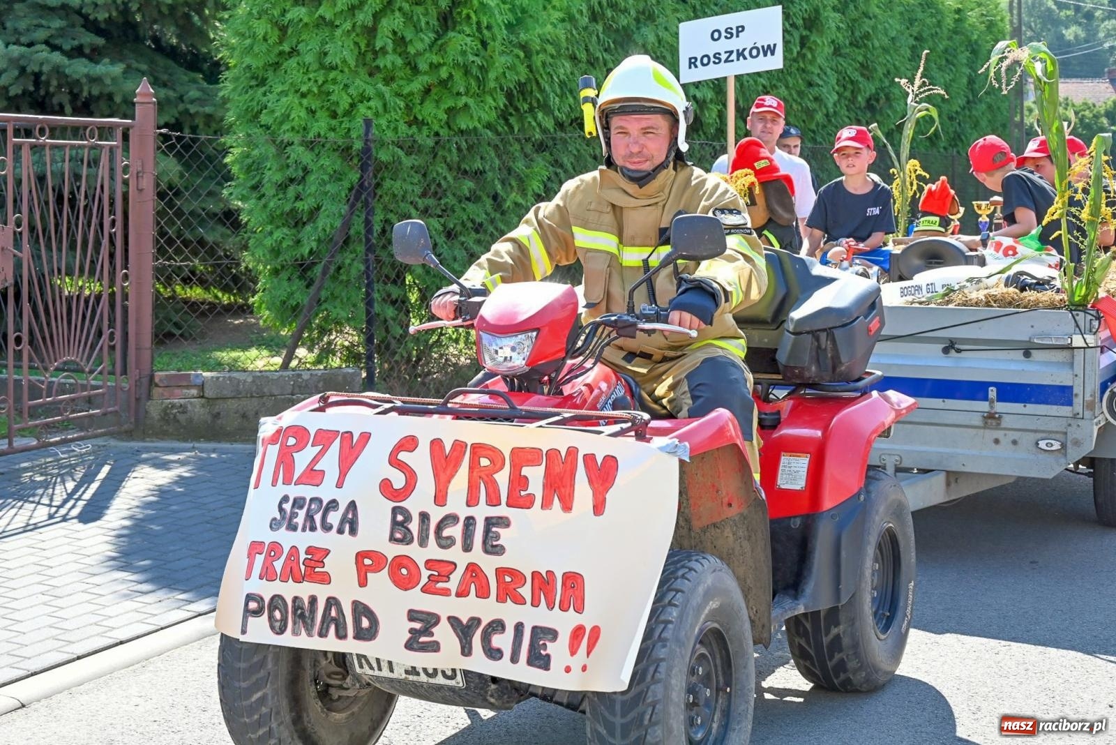Zdjęcie w galerii na portalu naszraciborz.pl: Dożynki na różowo. W Roszkowie Barbie zdominowały korowód [FOTO i WIDEO] wiadomości z regionu