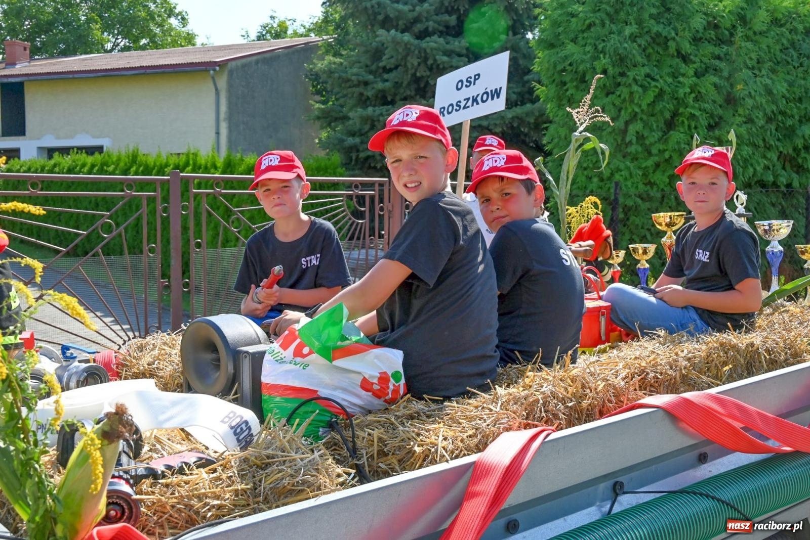 Zdjęcie w galerii na portalu naszraciborz.pl: Dożynki na różowo. W Roszkowie Barbie zdominowały korowód [FOTO i WIDEO] wiadomości z regionu