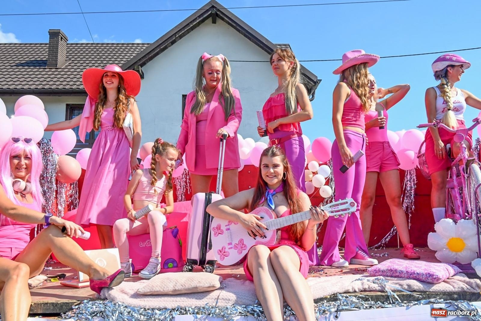 Zdjęcie w galerii na portalu naszraciborz.pl: Dożynki na różowo. W Roszkowie Barbie zdominowały korowód [FOTO i WIDEO] wiadomości z regionu