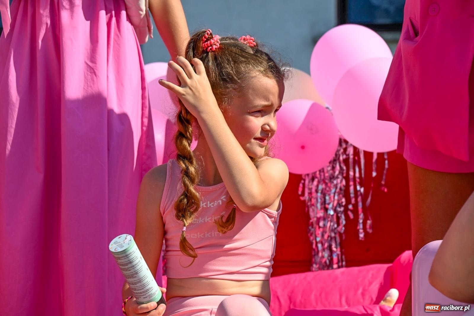 Zdjęcie w galerii na portalu naszraciborz.pl: Dożynki na różowo. W Roszkowie Barbie zdominowały korowód [FOTO i WIDEO] wiadomości z regionu
