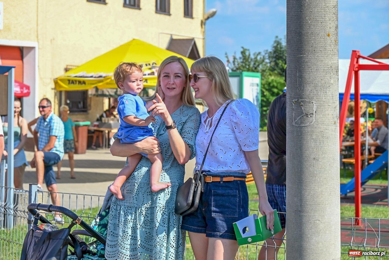 Zdjęcie w galerii na portalu naszraciborz.pl: Dożynki na różowo. W Roszkowie Barbie zdominowały korowód [FOTO i WIDEO] wiadomości z regionu