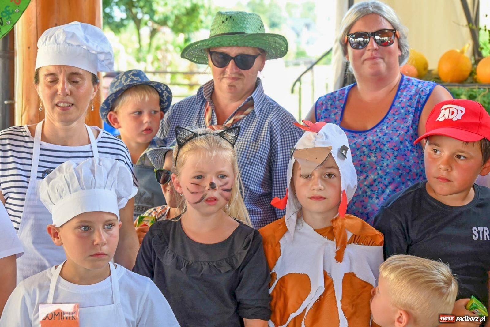 Zdjęcie w galerii na portalu naszraciborz.pl: Dożynki na różowo. W Roszkowie Barbie zdominowały korowód [FOTO i WIDEO] wiadomości z regionu