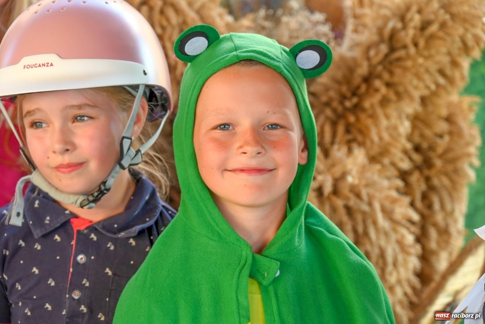 Zdjęcie w galerii na portalu naszraciborz.pl: Dożynki na różowo. W Roszkowie Barbie zdominowały korowód [FOTO i WIDEO] wiadomości z regionu