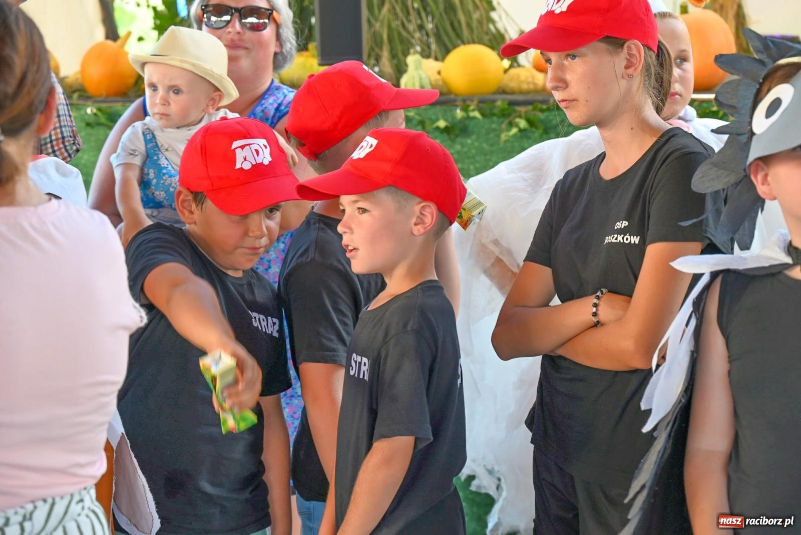 Zdjęcie w galerii na portalu naszraciborz.pl: Dożynki na różowo. W Roszkowie Barbie zdominowały korowód [FOTO i WIDEO] wiadomości z regionu