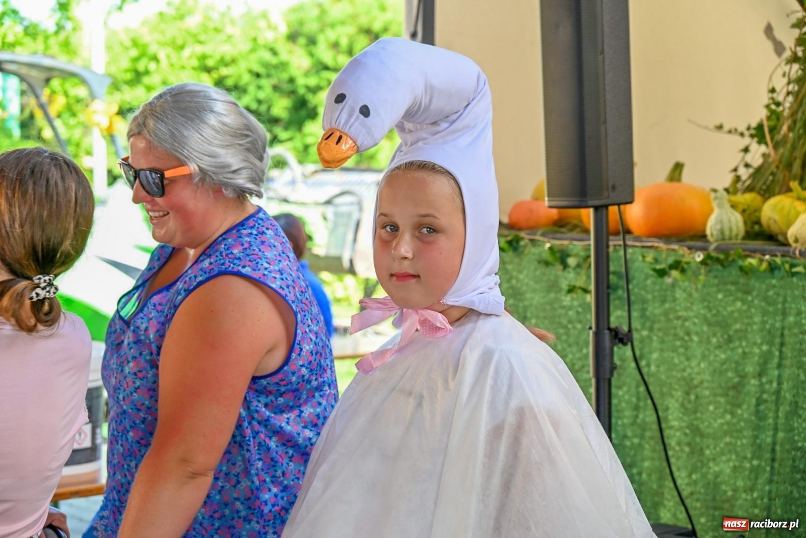 Zdjęcie w galerii na portalu naszraciborz.pl: Dożynki na różowo. W Roszkowie Barbie zdominowały korowód [FOTO i WIDEO] wiadomości z regionu