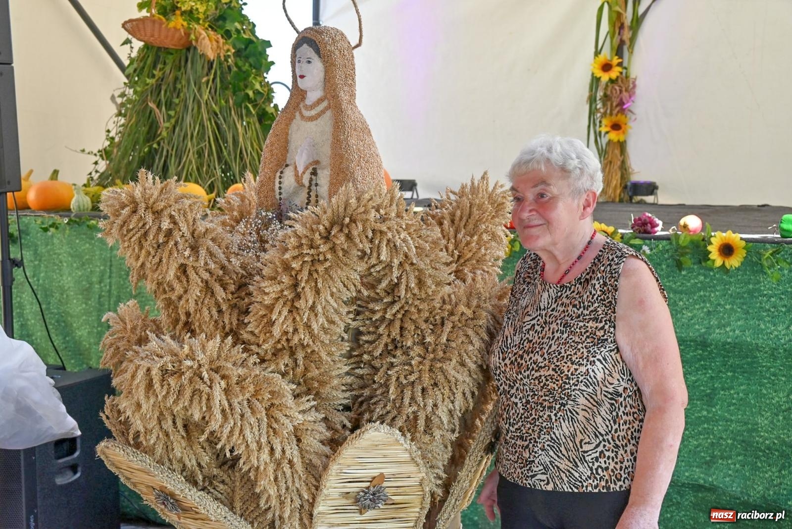 Zdjęcie w galerii na portalu naszraciborz.pl: Dożynki na różowo. W Roszkowie Barbie zdominowały korowód [FOTO i WIDEO] wiadomości z regionu