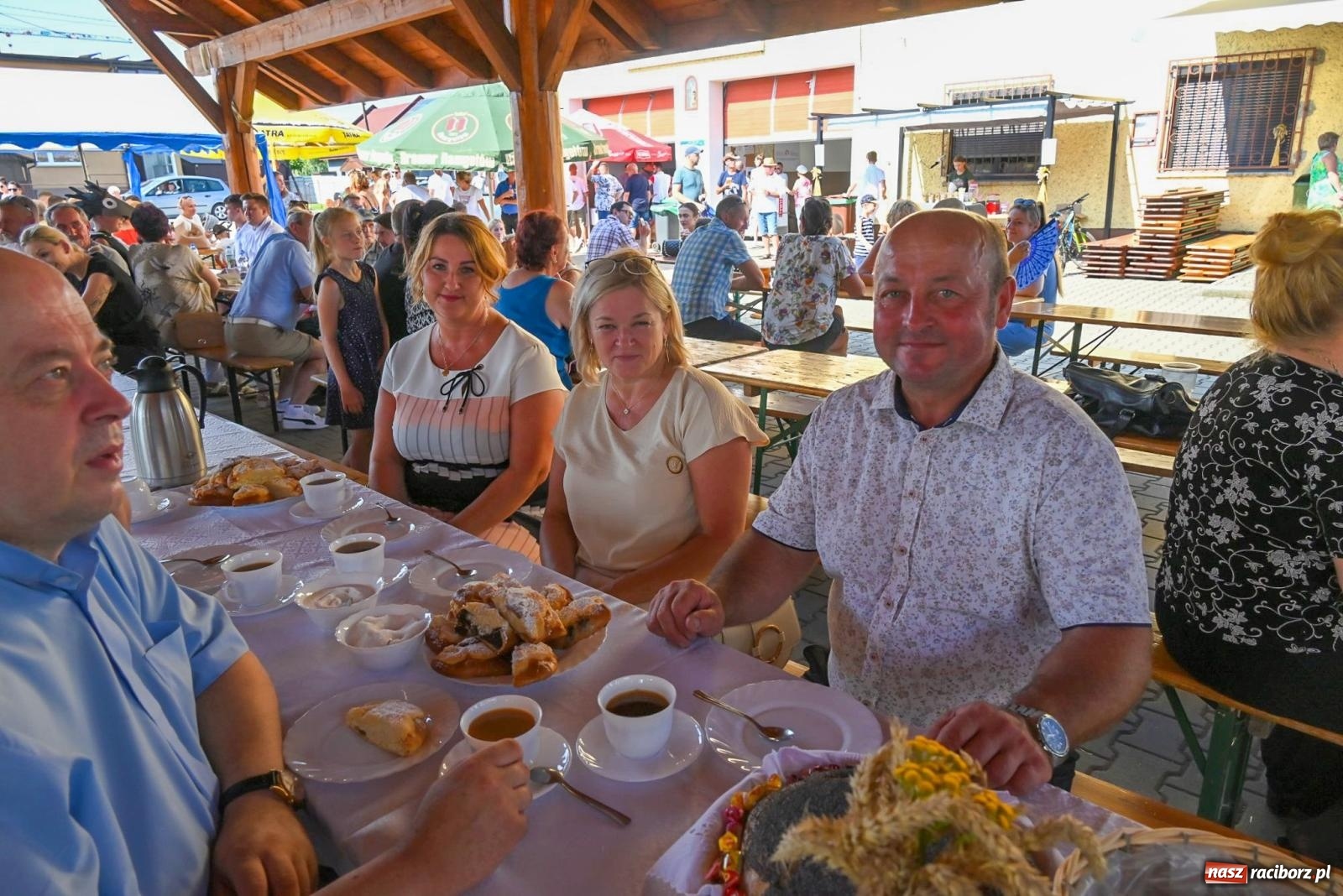Zdjęcie w galerii na portalu naszraciborz.pl: Dożynki na różowo. W Roszkowie Barbie zdominowały korowód [FOTO i WIDEO] wiadomości z regionu