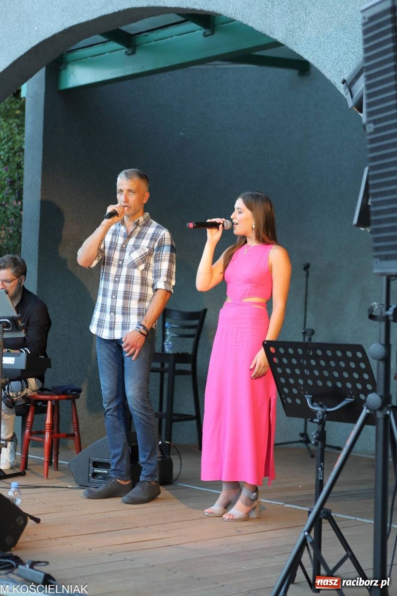 Zdjęcie w galerii na portalu naszraciborz.pl: Gentlemen's Club w muszelce w parku m. Roth wiadomości z regionu