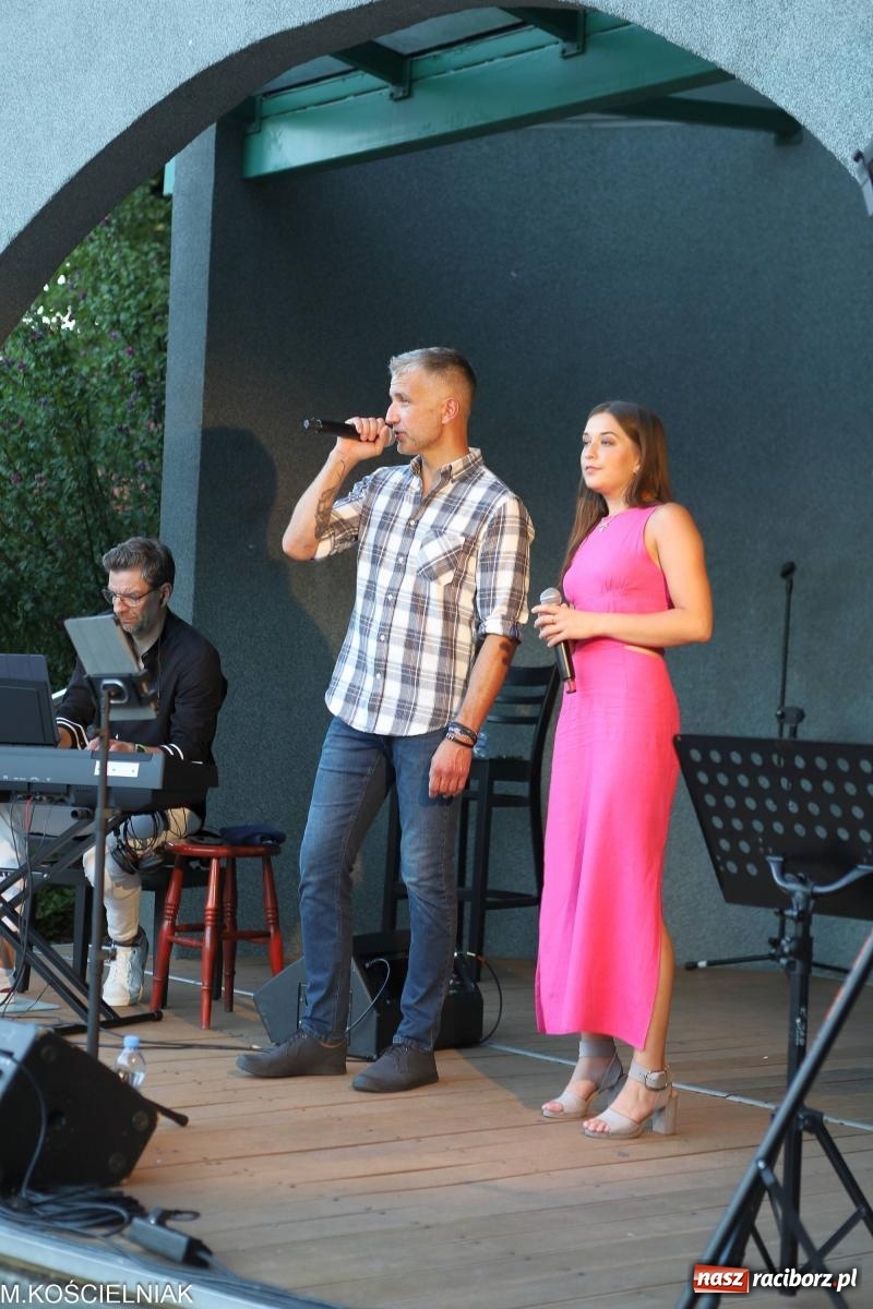 Zdjęcie w galerii na portalu naszraciborz.pl: Gentlemen's Club w muszelce w parku m. Roth wiadomości z regionu