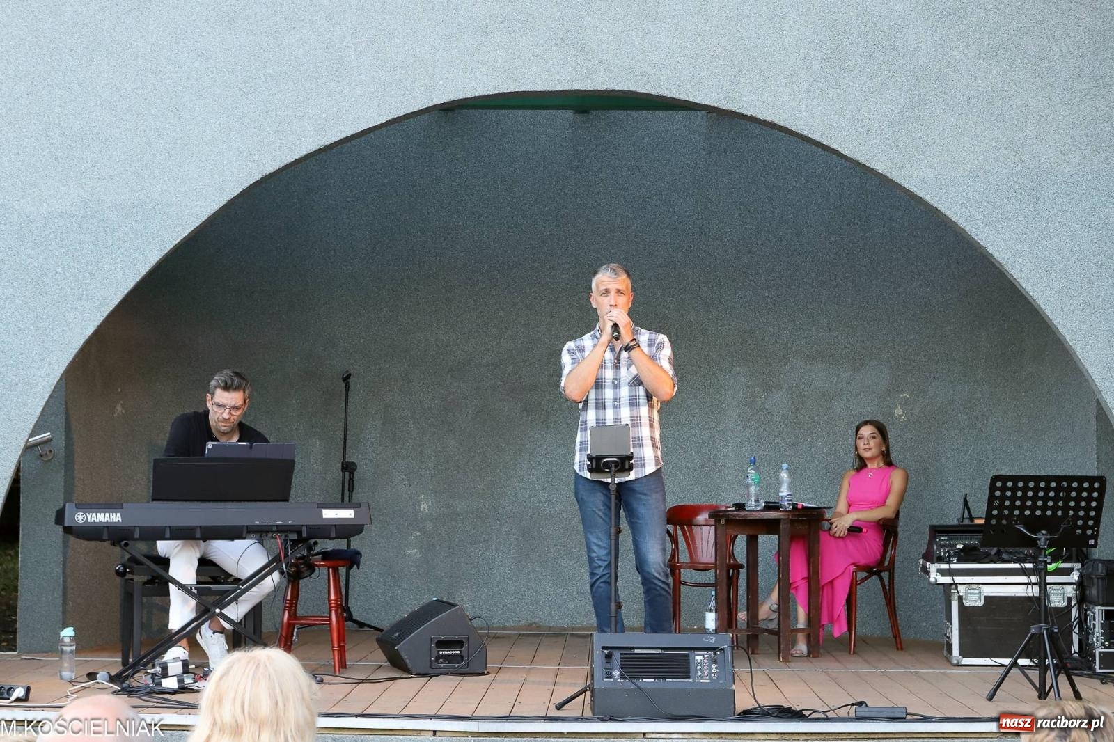 Zdjęcie w galerii na portalu naszraciborz.pl: Gentlemen's Club w muszelce w parku m. Roth wiadomości z regionu