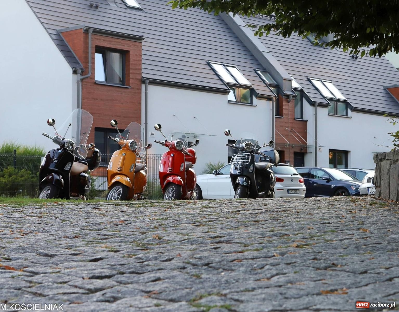 Zdjęcie w galerii na portalu naszraciborz.pl: Gentlemen's Club w muszelce w parku m. Roth wiadomości z regionu