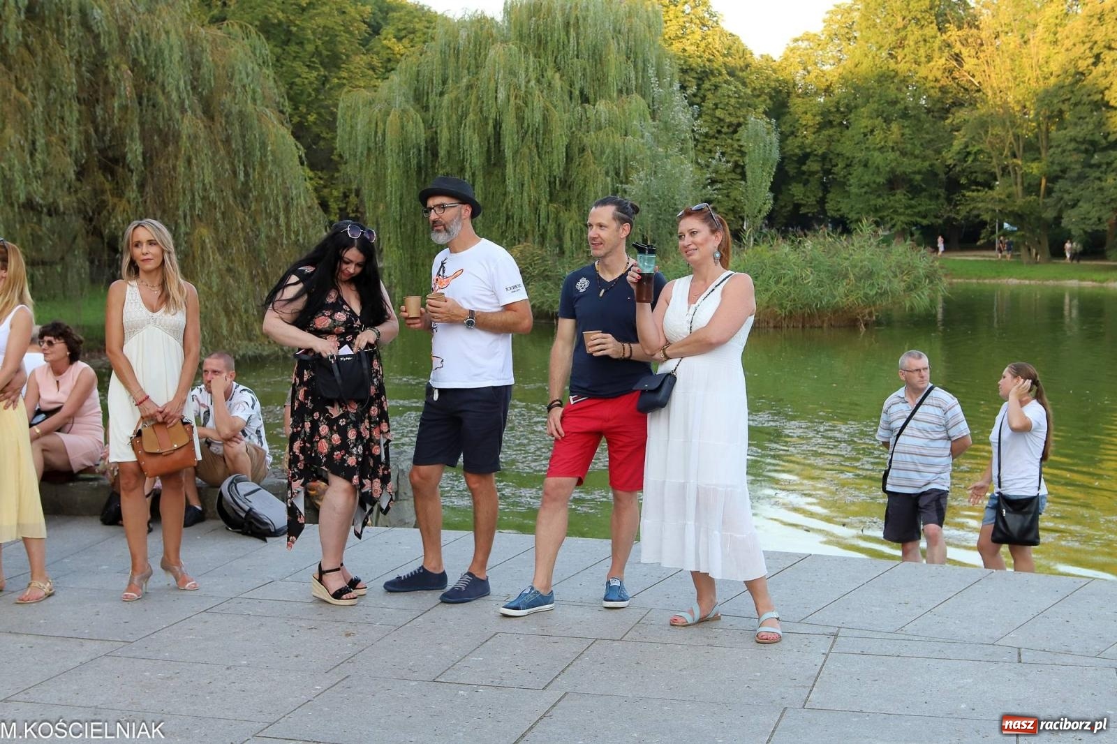 Zdjęcie w galerii na portalu naszraciborz.pl: Gentlemen's Club w muszelce w parku m. Roth wiadomości z regionu
