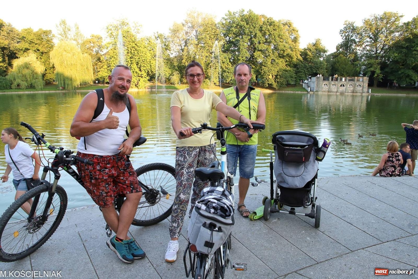 Zdjęcie w galerii na portalu naszraciborz.pl: Gentlemen's Club w muszelce w parku m. Roth wiadomości z regionu