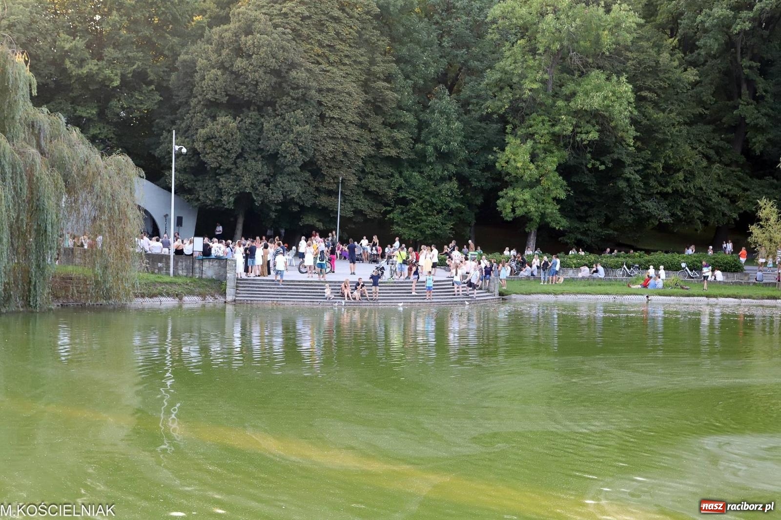 Zdjęcie w galerii na portalu naszraciborz.pl: Gentlemen's Club w muszelce w parku m. Roth wiadomości z regionu