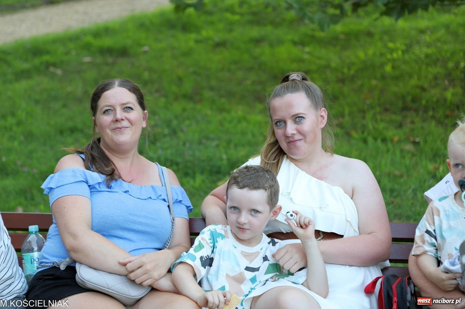 Zdjęcie w galerii na portalu naszraciborz.pl: Gentlemen's Club w muszelce w parku m. Roth wiadomości z regionu