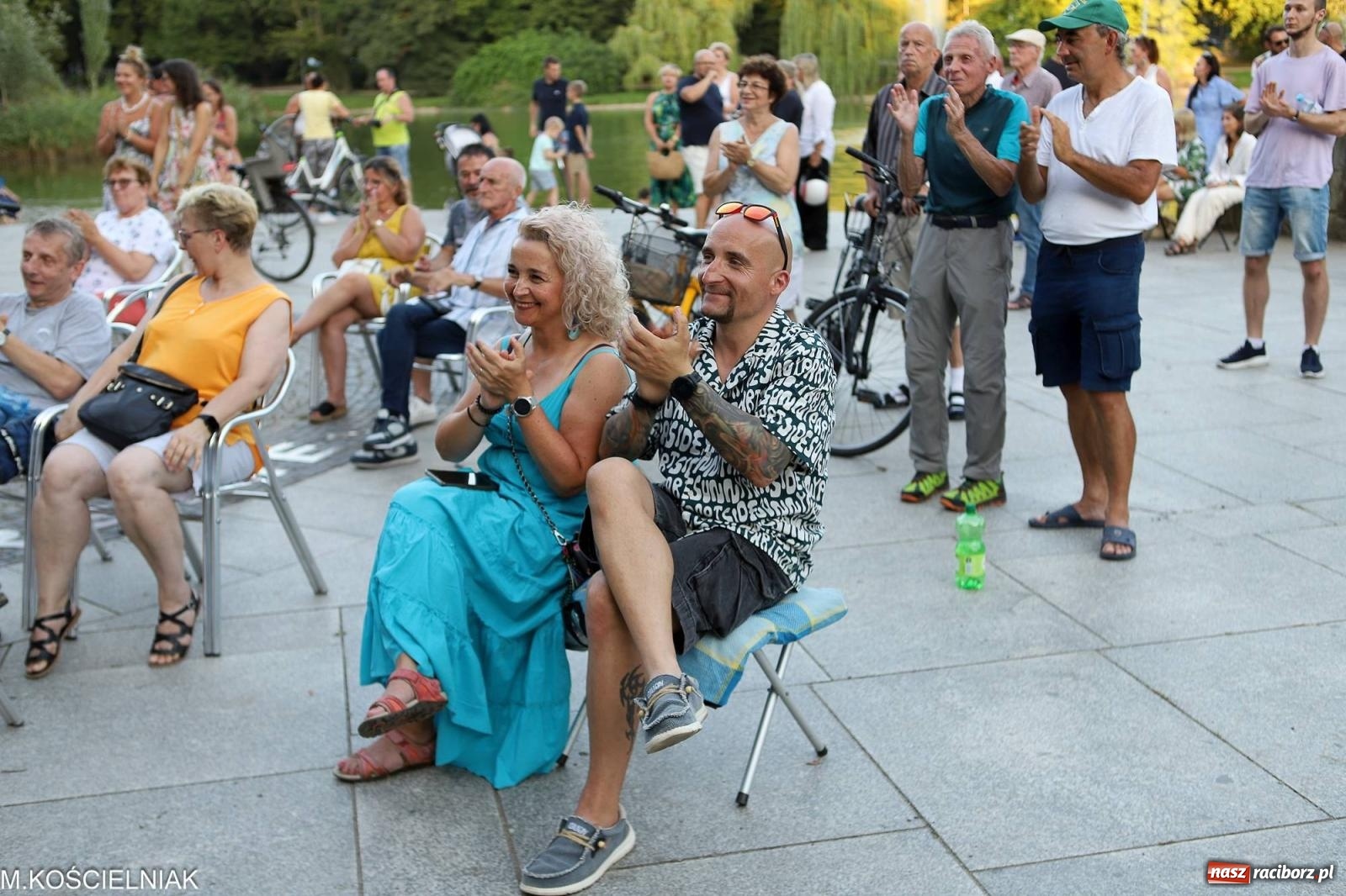 Zdjęcie w galerii na portalu naszraciborz.pl: Gentlemen's Club w muszelce w parku m. Roth wiadomości z regionu