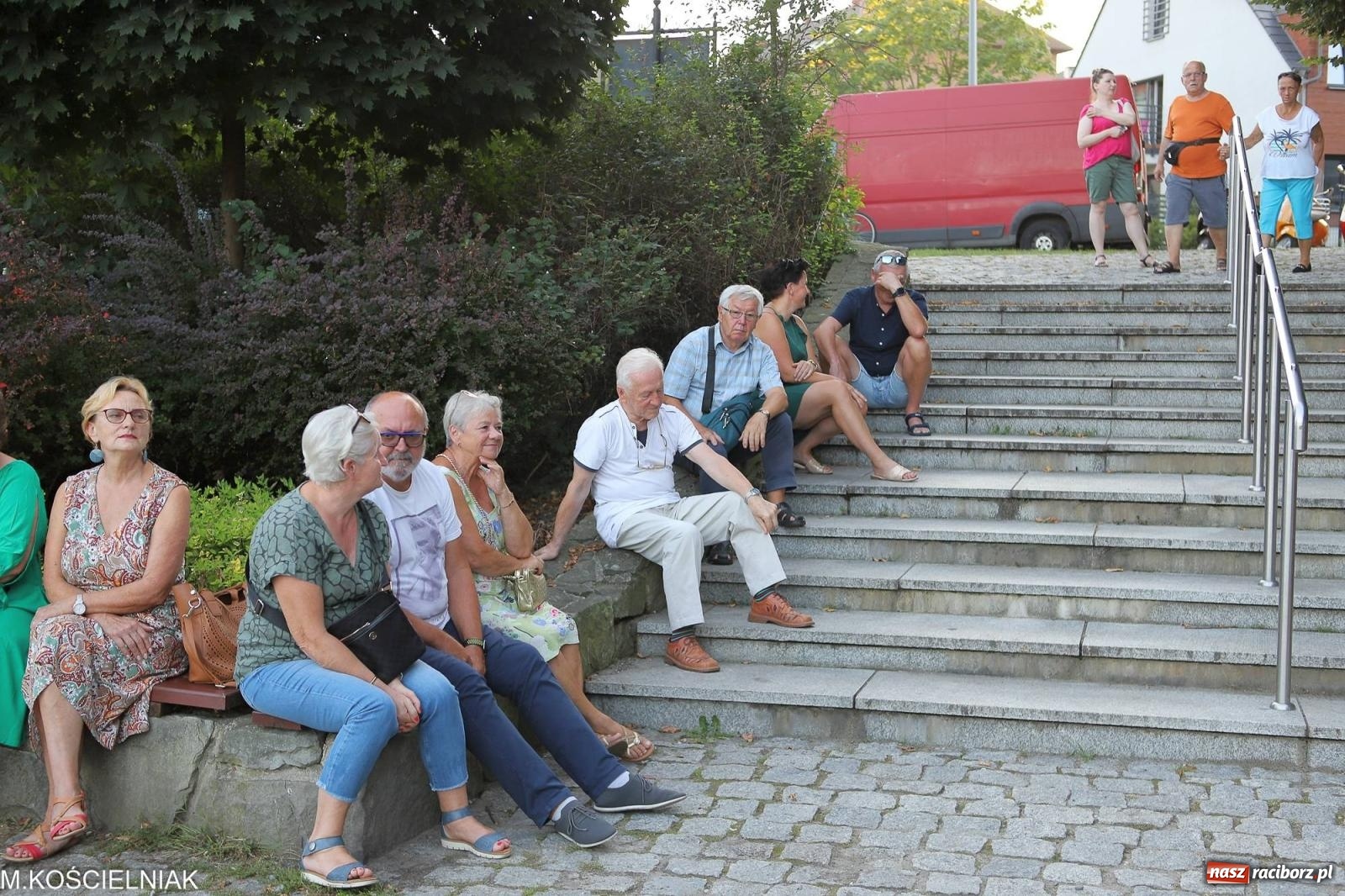 Zdjęcie w galerii na portalu naszraciborz.pl: Gentlemen's Club w muszelce w parku m. Roth wiadomości z regionu