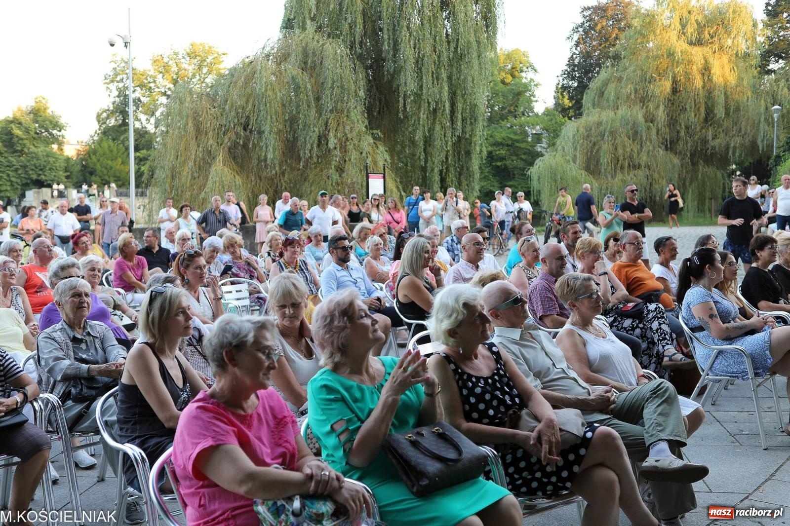 Zdjęcie w galerii na portalu naszraciborz.pl: Gentlemen's Club w muszelce w parku m. Roth wiadomości z regionu