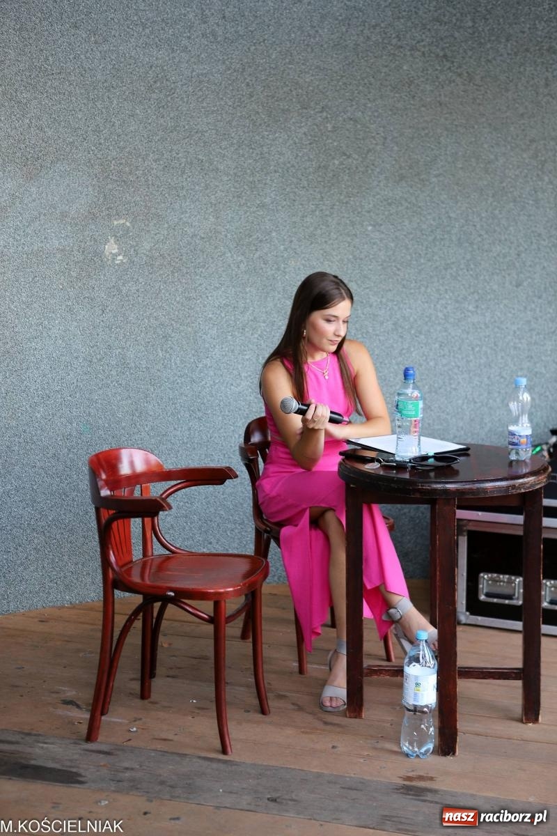 Zdjęcie w galerii na portalu naszraciborz.pl: Gentlemen's Club w muszelce w parku m. Roth wiadomości z regionu