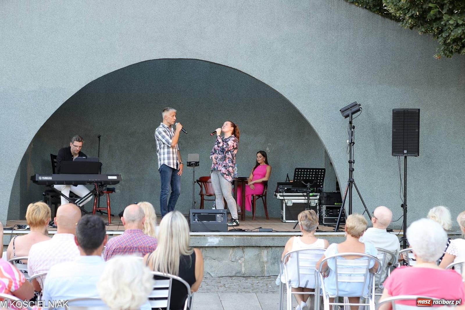 Zdjęcie w galerii na portalu naszraciborz.pl: Gentlemen's Club w muszelce w parku m. Roth wiadomości z regionu