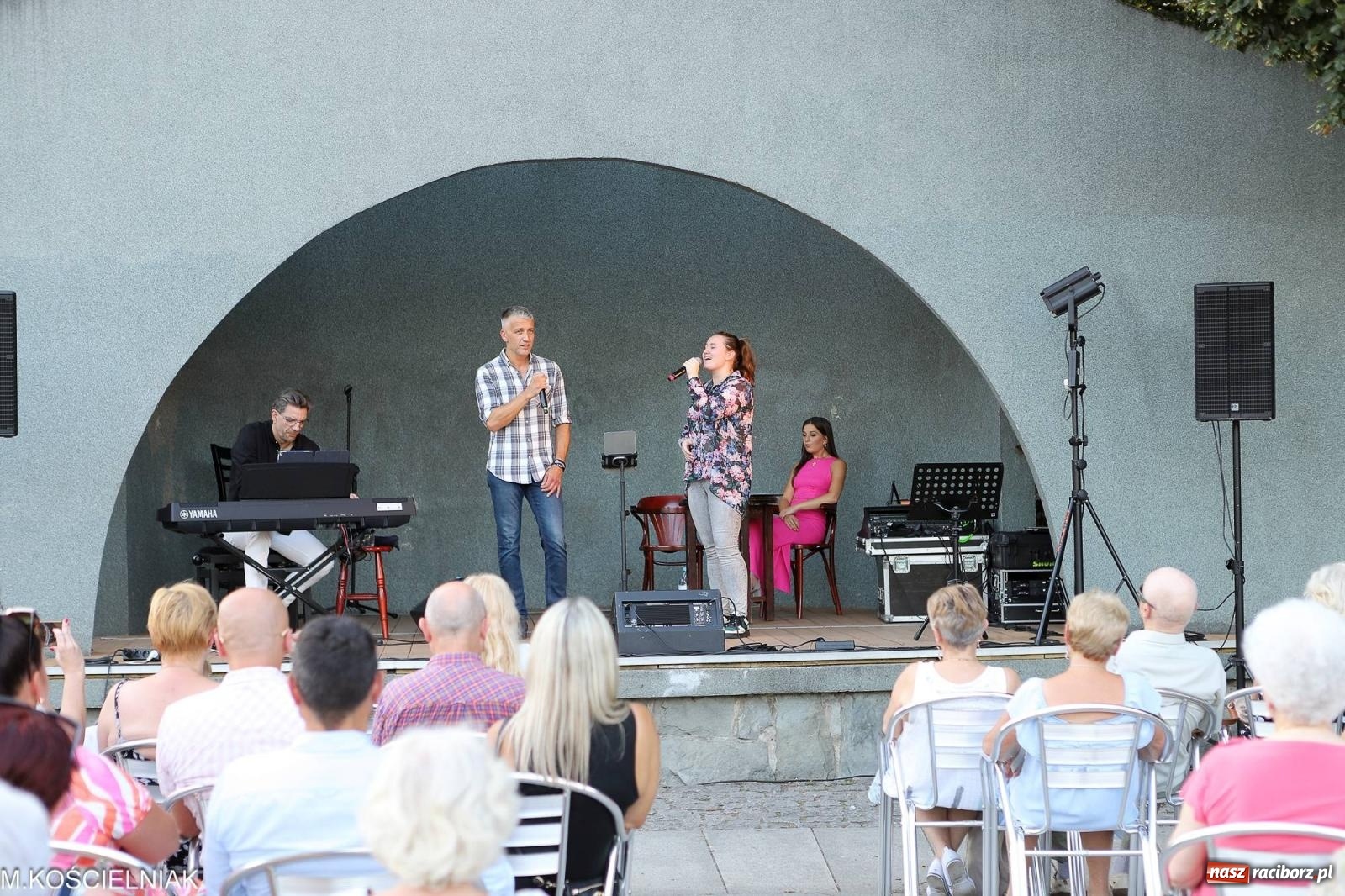 Zdjęcie w galerii na portalu naszraciborz.pl: Gentlemen's Club w muszelce w parku m. Roth wiadomości z regionu