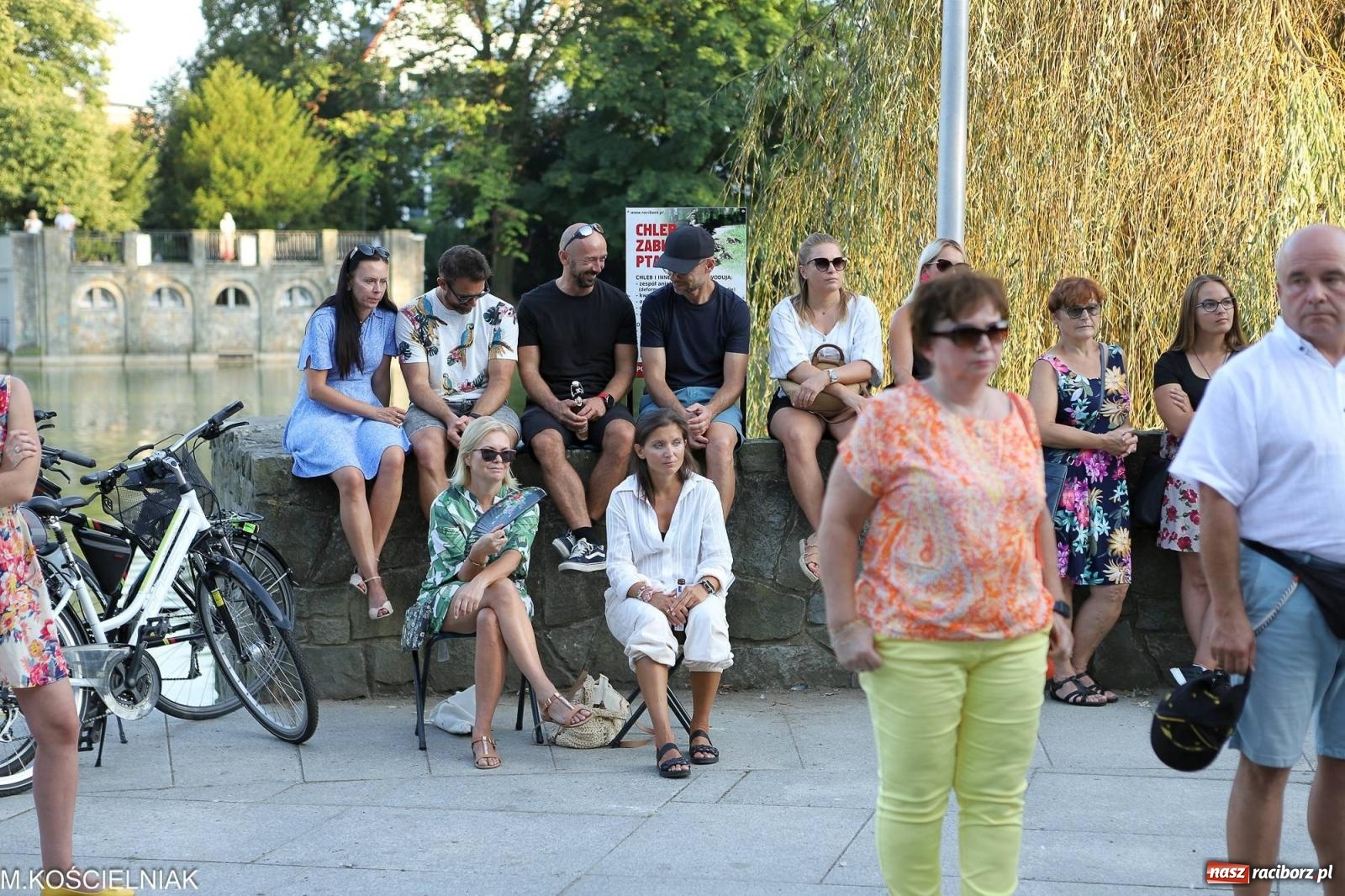 Zdjęcie w galerii na portalu naszraciborz.pl: Gentlemen's Club w muszelce w parku m. Roth wiadomości z regionu