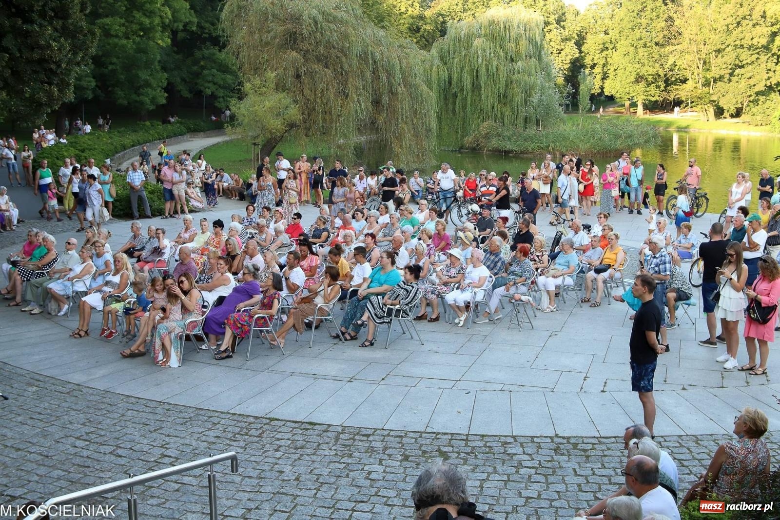 Zdjęcie w galerii na portalu naszraciborz.pl: Gentlemen's Club w muszelce w parku m. Roth wiadomości z regionu