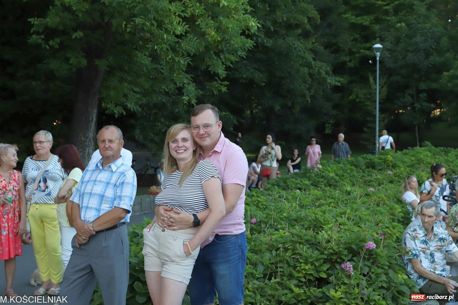 Zdjęcie w galerii na portalu naszraciborz.pl: Gentlemen's Club w muszelce w parku m. Roth wiadomości z regionu