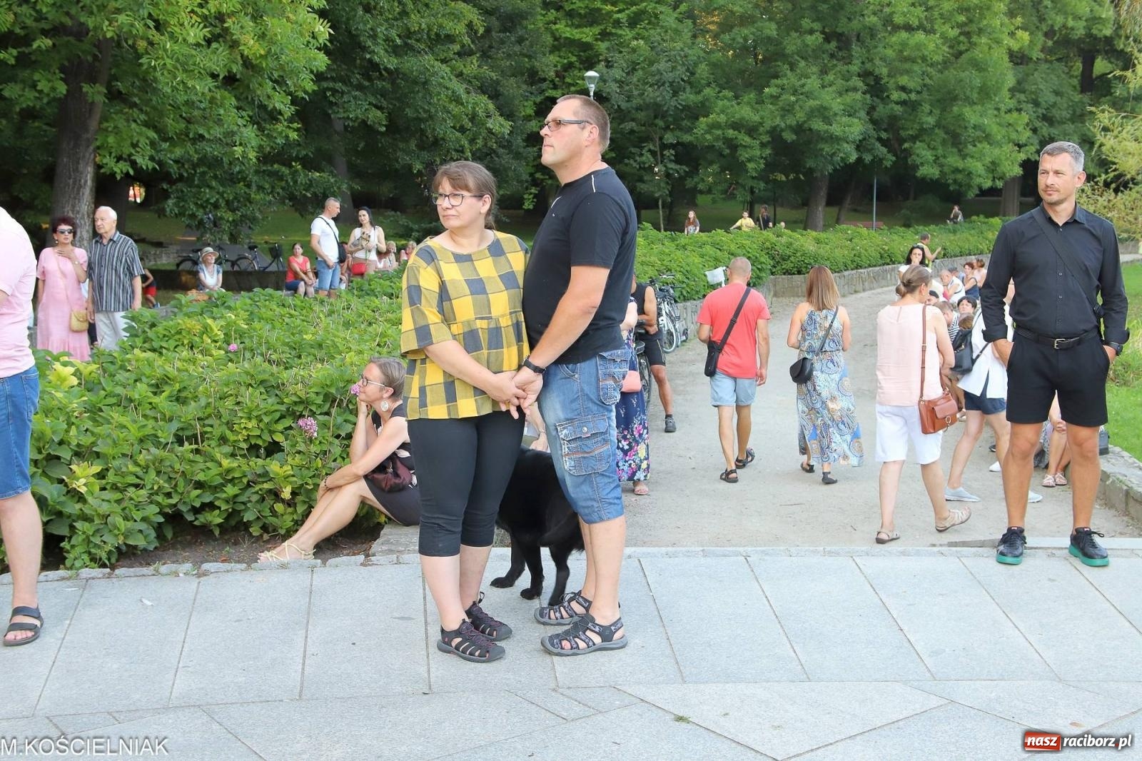 Zdjęcie w galerii na portalu naszraciborz.pl: Gentlemen's Club w muszelce w parku m. Roth wiadomości z regionu