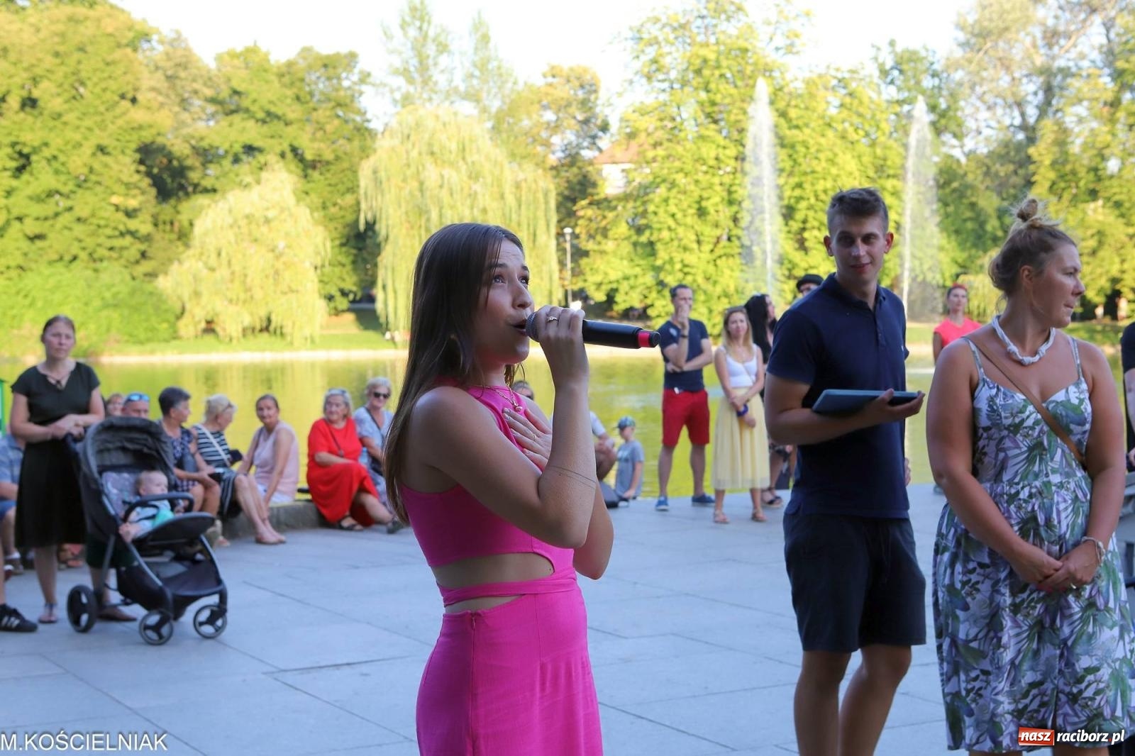 Zdjęcie w galerii na portalu naszraciborz.pl: Gentlemen's Club w muszelce w parku m. Roth wiadomości z regionu