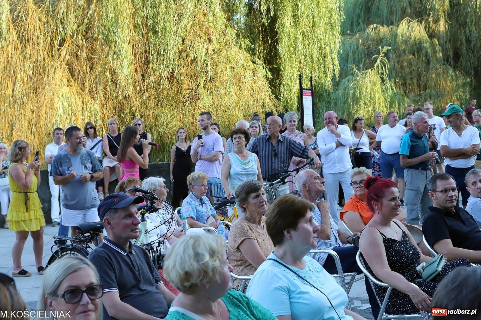 Zdjęcie w galerii na portalu naszraciborz.pl: Gentlemen's Club w muszelce w parku m. Roth wiadomości z regionu