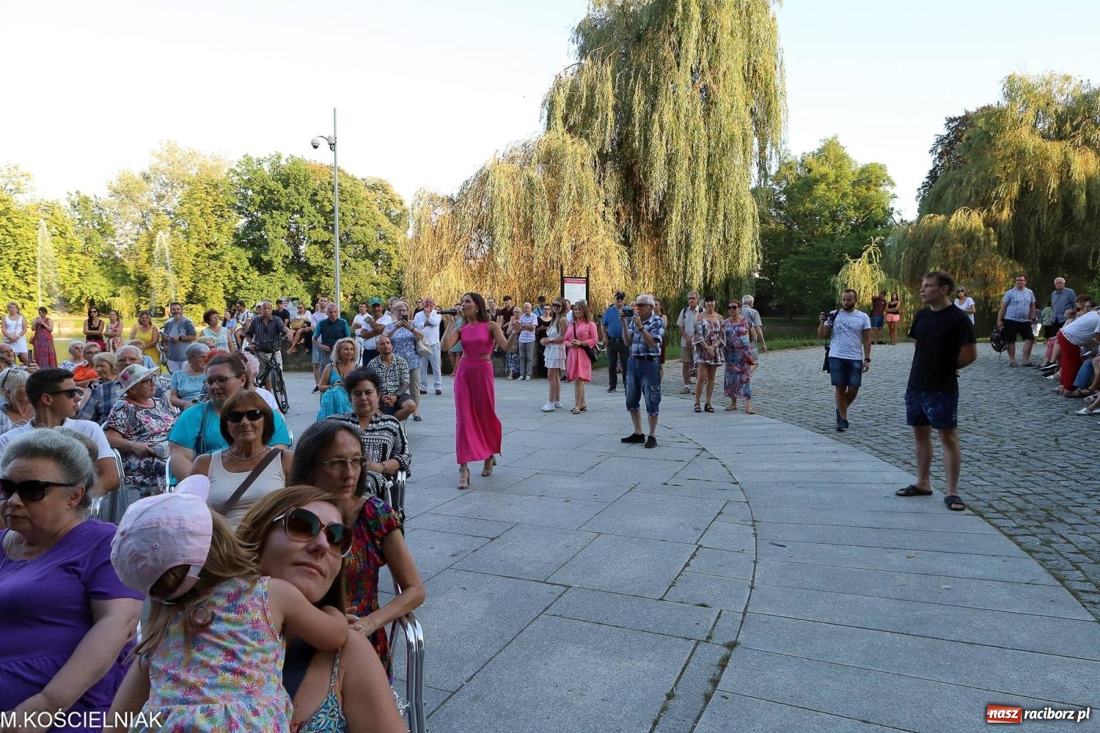 Zdjęcie w galerii na portalu naszraciborz.pl: Gentlemen's Club w muszelce w parku m. Roth wiadomości z regionu