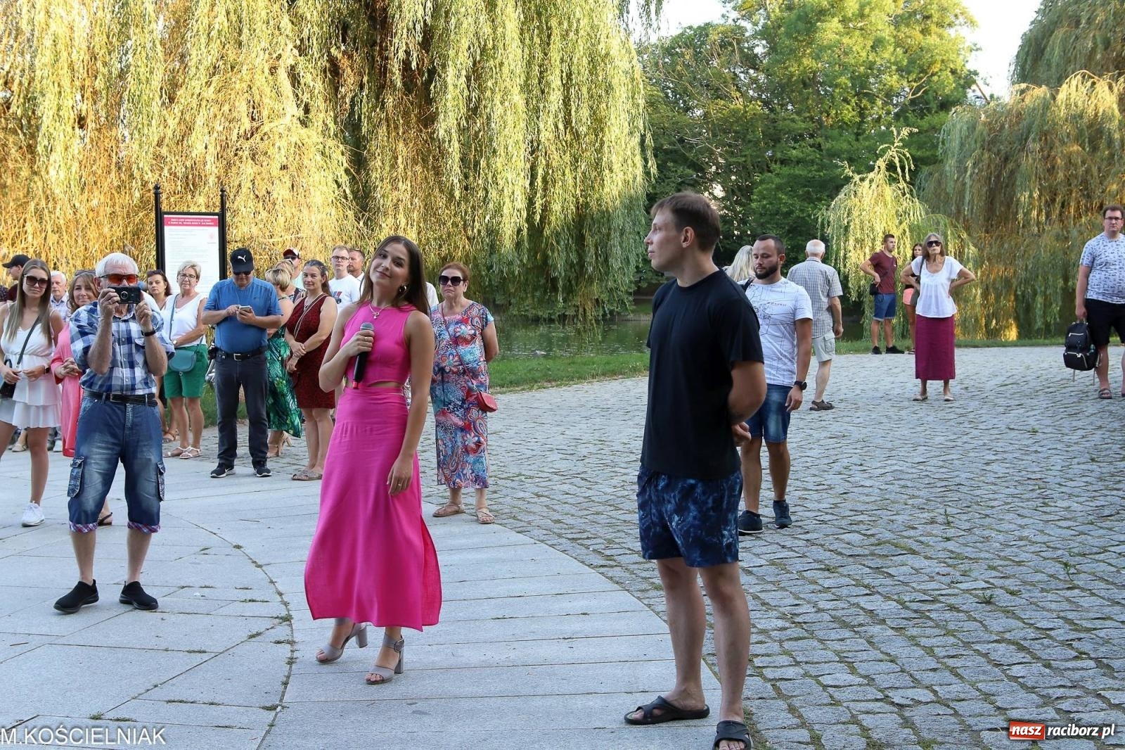 Zdjęcie w galerii na portalu naszraciborz.pl: Gentlemen's Club w muszelce w parku m. Roth wiadomości z regionu