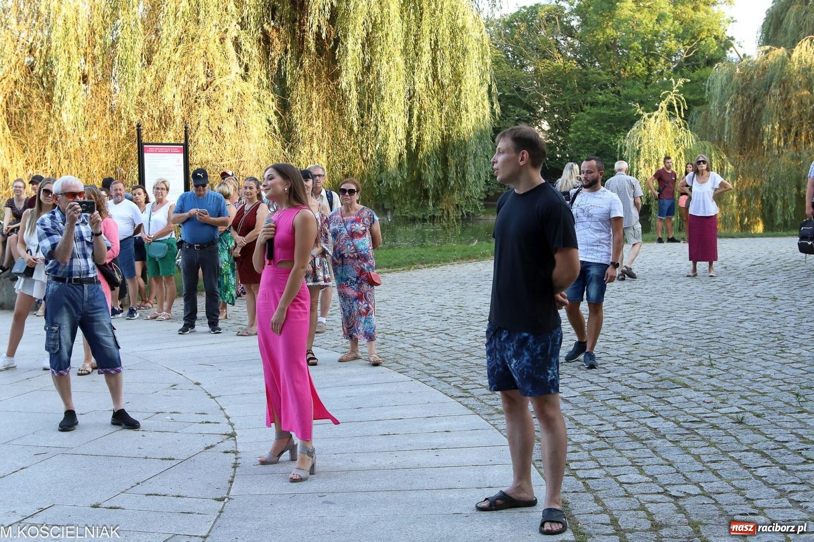 Zdjęcie w galerii na portalu naszraciborz.pl: Gentlemen's Club w muszelce w parku m. Roth wiadomości z regionu