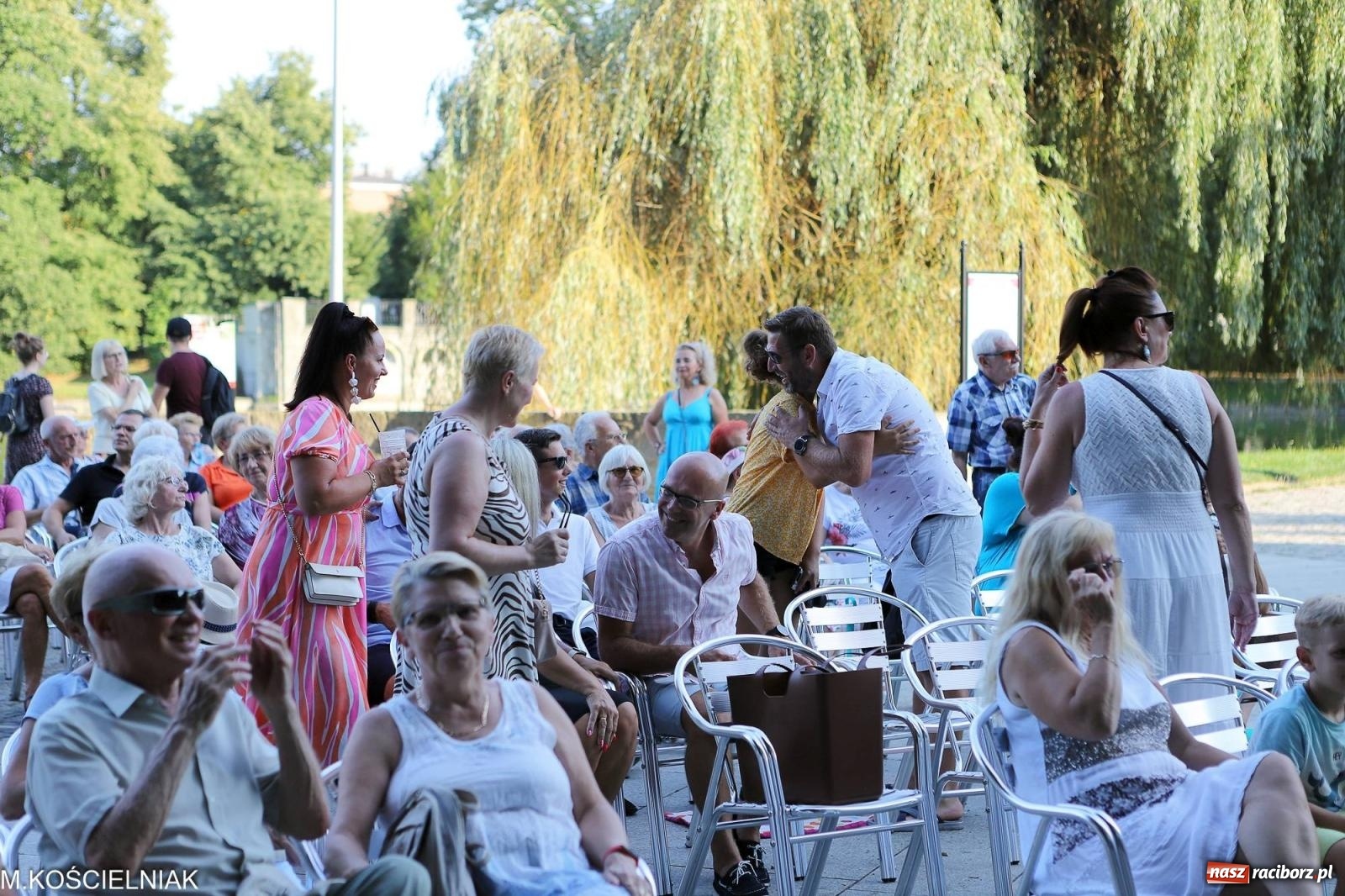 Zdjęcie w galerii na portalu naszraciborz.pl: Gentlemen's Club w muszelce w parku m. Roth wiadomości z regionu