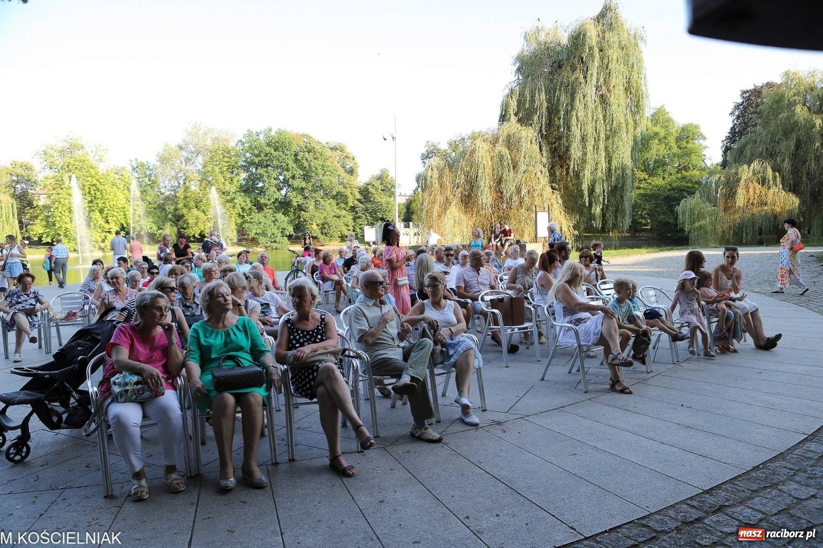 Zdjęcie w galerii na portalu naszraciborz.pl: Gentlemen's Club w muszelce w parku m. Roth wiadomości z regionu