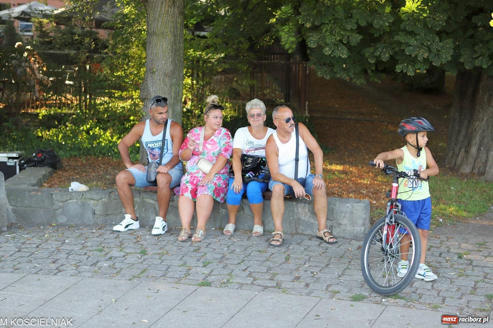 Zdjęcie w galerii na portalu naszraciborz.pl: Gentlemen's Club w muszelce w parku m. Roth wiadomości z regionu